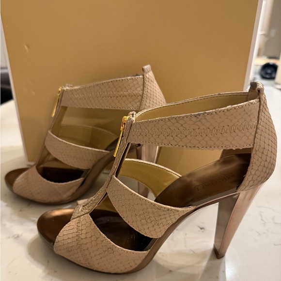 Michael Kors SZ 6.5 Berkeley T-Strap Nude - Picture 3 of 4